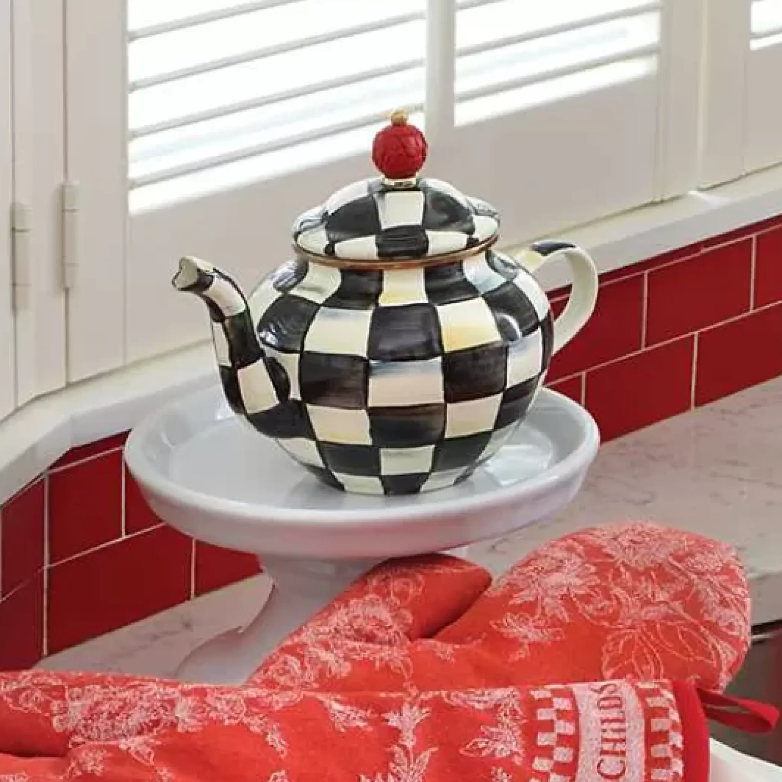 MacKenzie-Childs Courtly Check 4 Cup Teapot< The Coffee Shop|Serveware