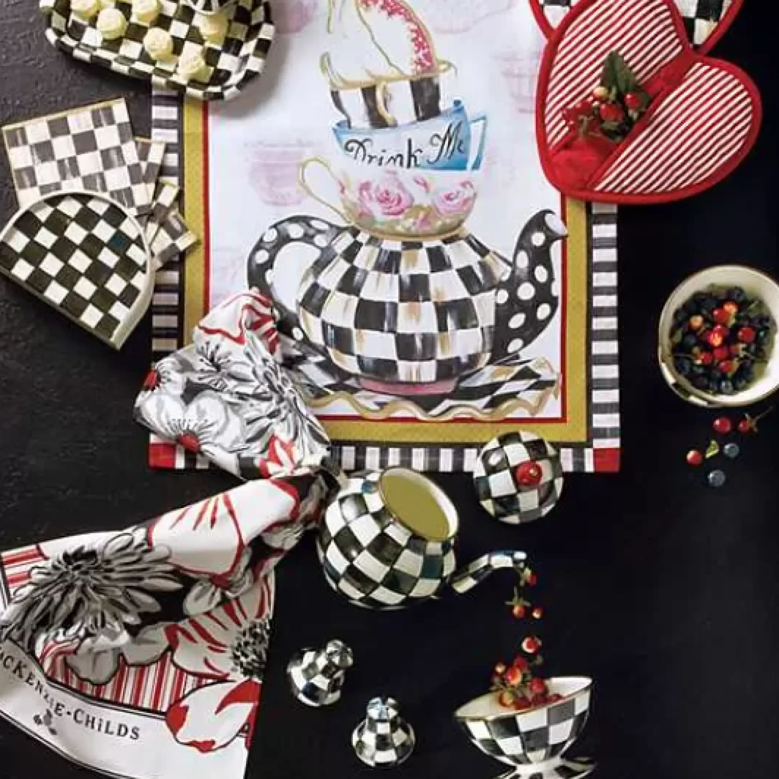 MacKenzie-Childs Courtly Check 4 Cup Teapot< The Coffee Shop|Serveware