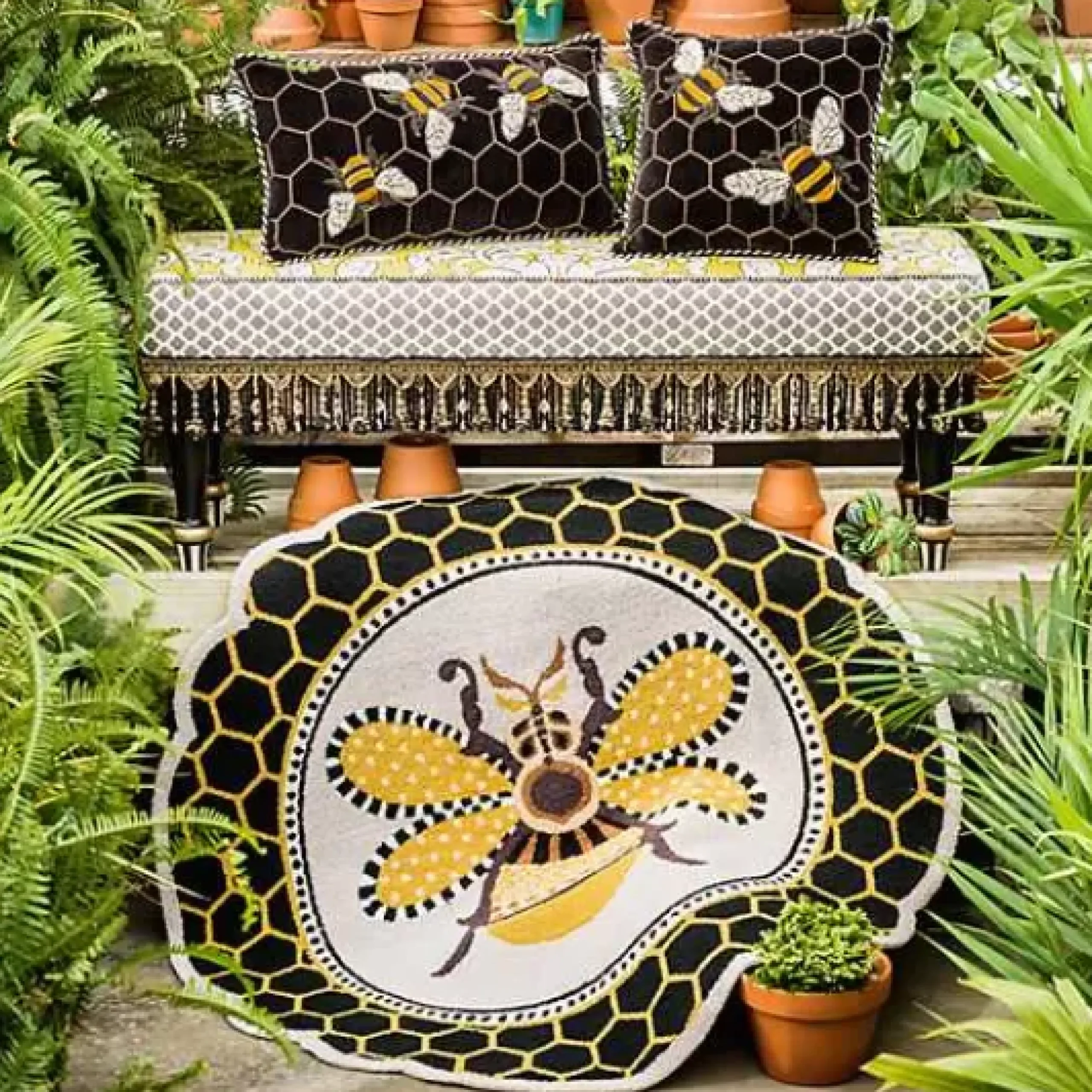MacKenzie-Childs Queen Bee Rug 4' Round Rug< Rugs