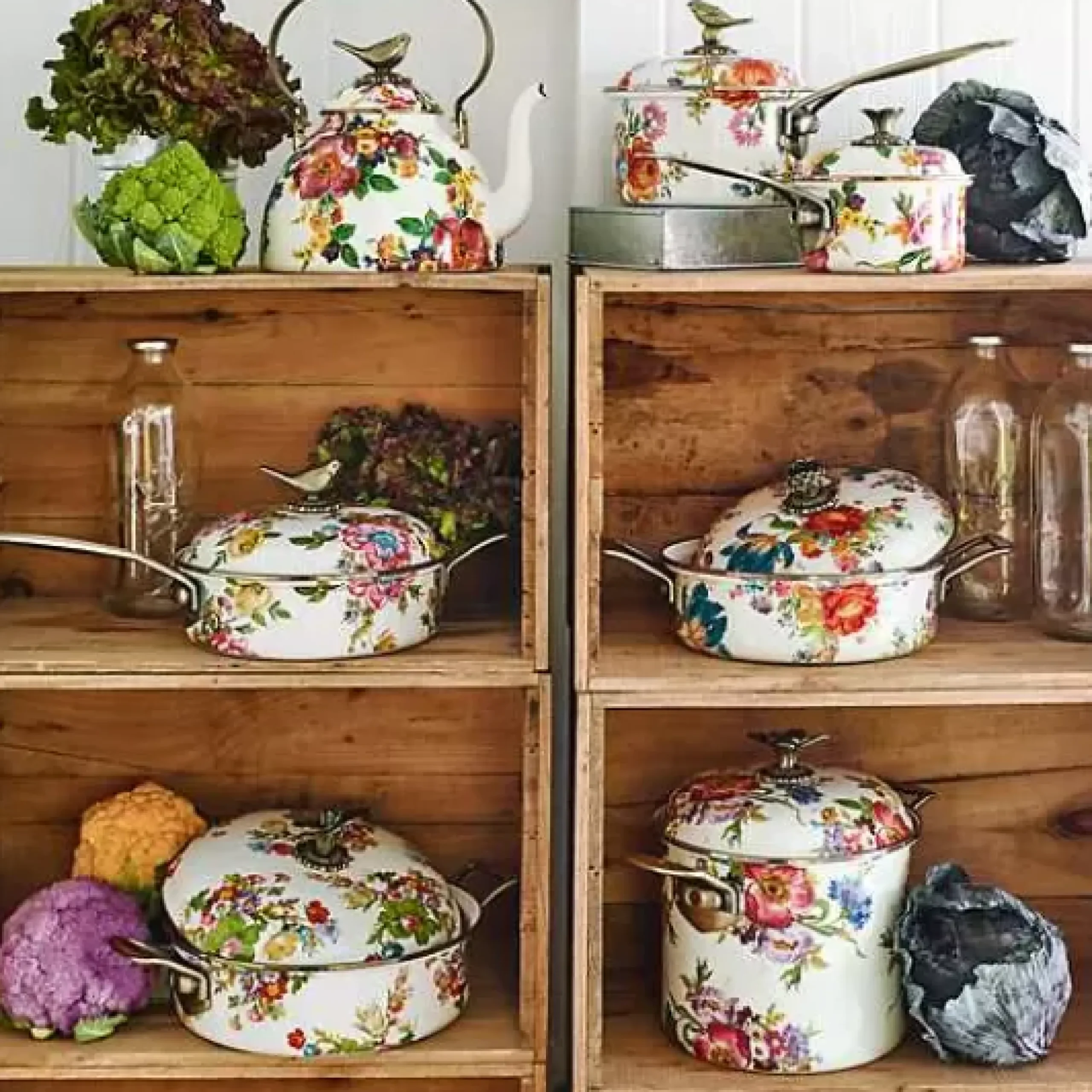 MacKenzie-Childs White Flower Market 3 Quart Tea Kettle with Bird< Cookware & Bakeware|Tea Kettles